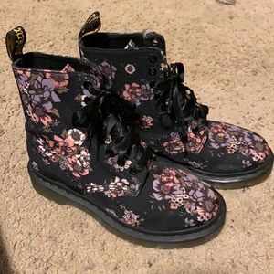 Dr. Martens floral pattern 8 eyelet boots,Like New